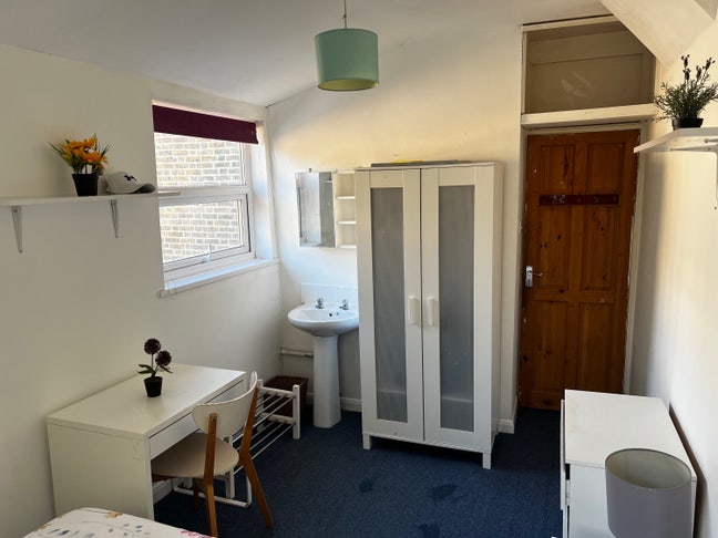 Large Double room  3 mins from the Tube  Main Photo