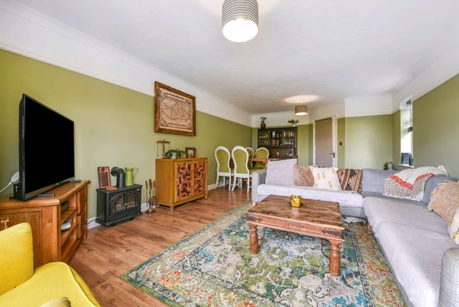 Room Available in Large Comfortable, Relaxed Home Main Photo