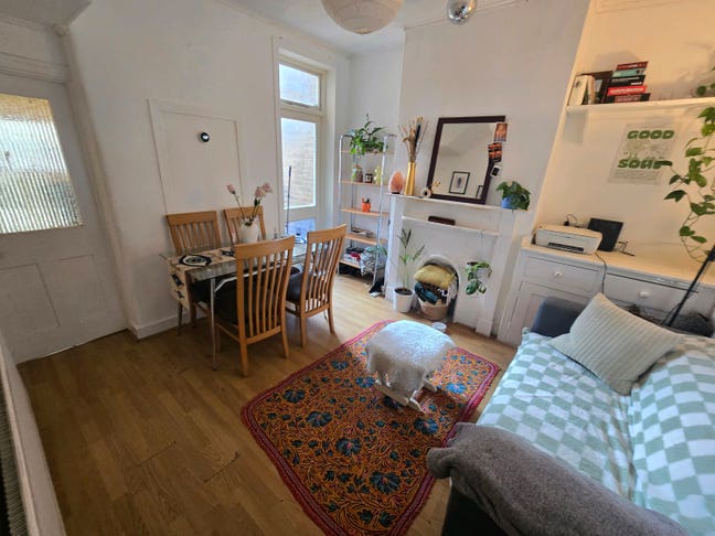 Cozy double bedroom bills included Main Photo
