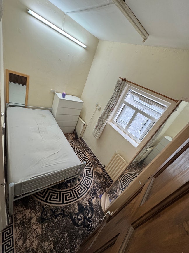 Single Room Main Photo