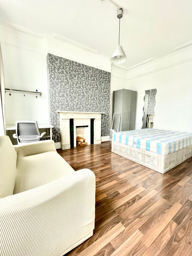Large studio £1750pm -Utility Bills & C/Tax incl Main Photo