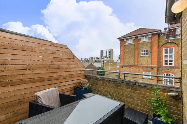 Lovely two bed flat with big balcony  Main Photo