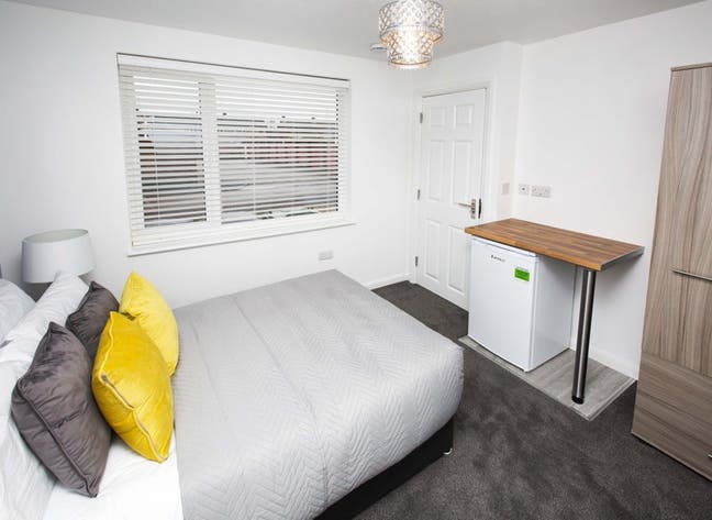 Couples Welcome! Double Room,Shared Bathroom NN18  Main Photo