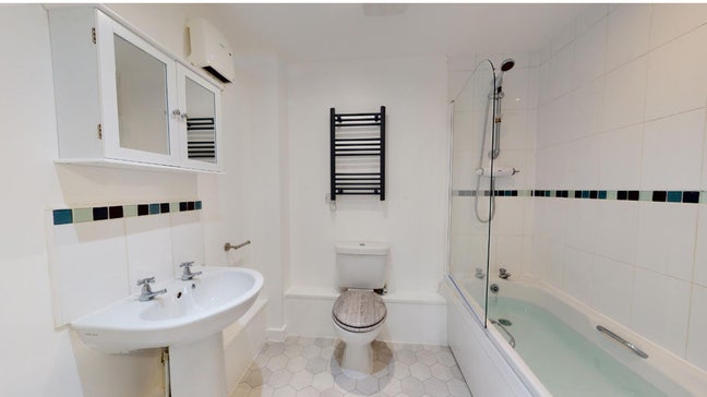 Urgent Takeover required for a lovely 2 bed flat. Main Photo