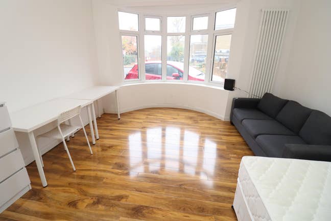 2 Beautiful Rooms on the Road to Brixton! Main Photo