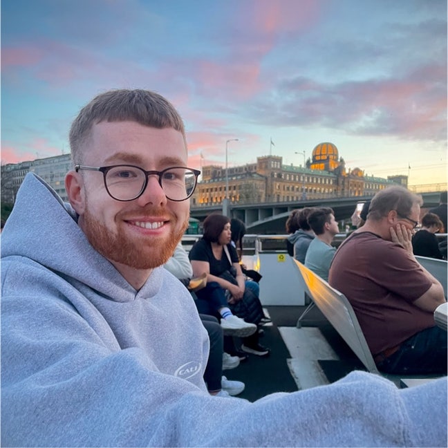 Professional looking for a flat share or buddy ups Main Photo