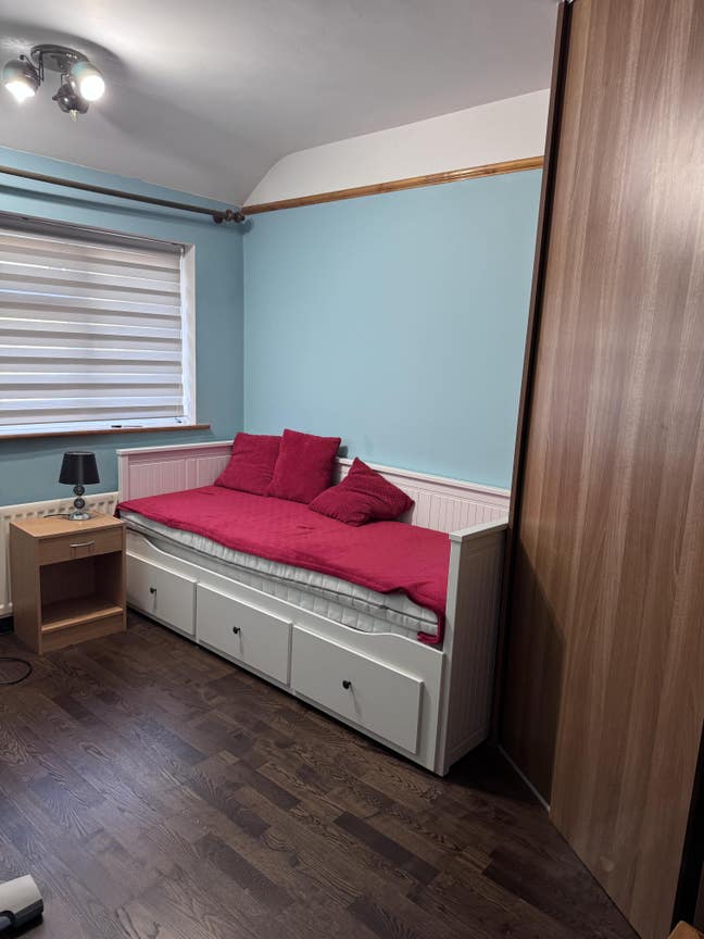 Bedroom for non full time tenant  Main Photo