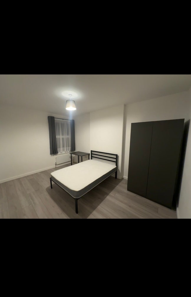 Large double bedroom - Newly Refurbished  Main Photo