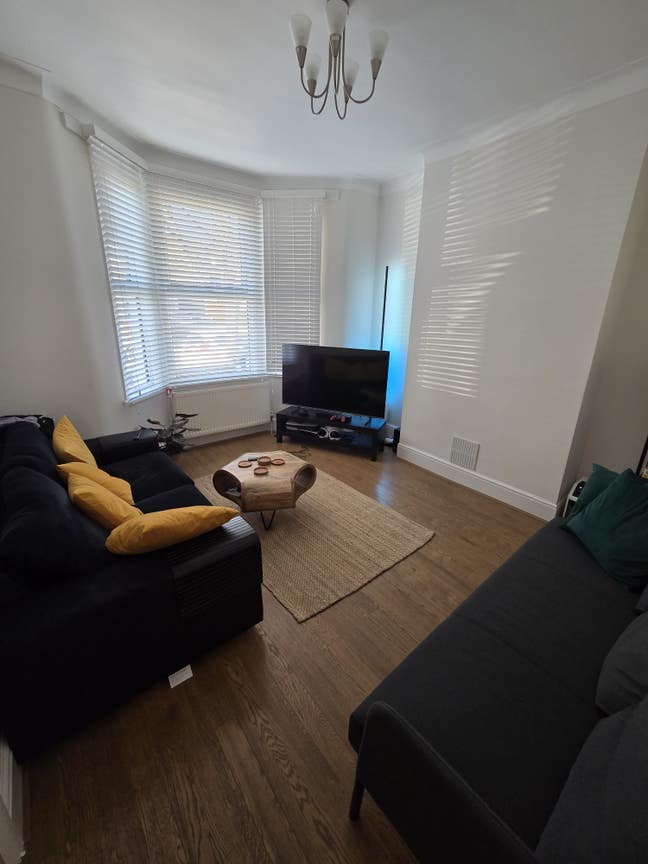 Large double room 5 min from Leyton tube station Main Photo