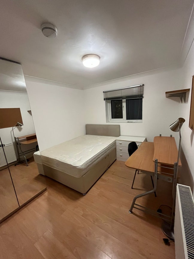 Spacious Modern Double Room  Main Photo