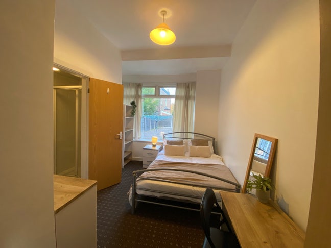 En-suite Room in Spacious Shared Home incls Bills Main Photo