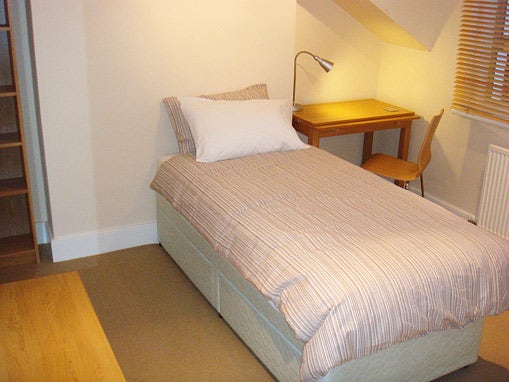 Modern single bedsit Camberwel, includes all bills Main Photo