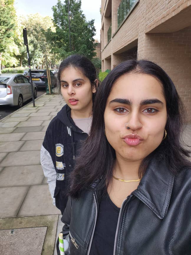 2 sisters looking for a flatmate! Main Photo