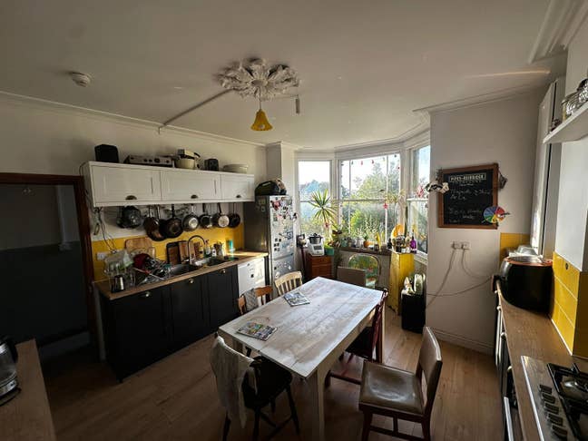 Lovely ground-floor room in warm townhouse Main Photo