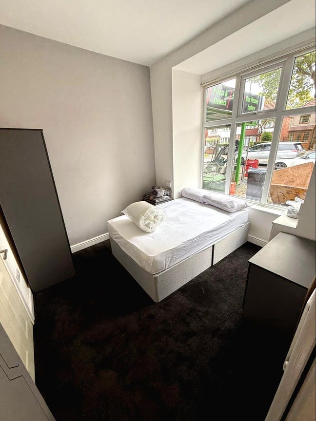 Ensuite Rooms Available for all those on Benefits  Main Photo