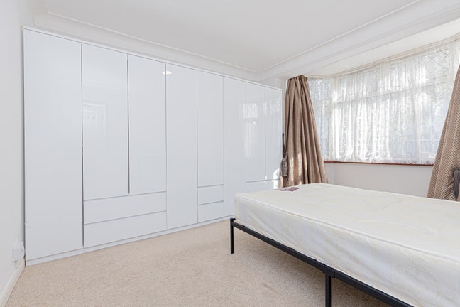 Amazing new 4/5 double bedroom house with garden Main Photo