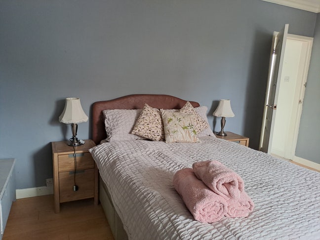Three double bedroom in Heald Green near Airport  Main Photo