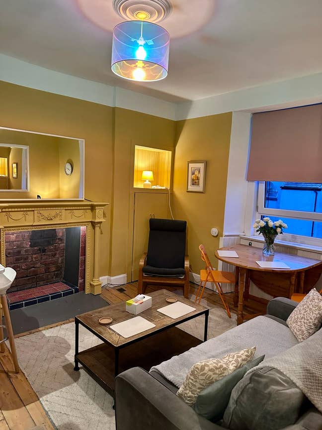 Cosy, modern flat, free parking  Main Photo