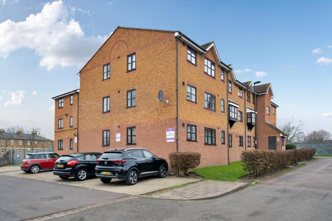 Top Floor 1-Bed Flat with Parking – New Cross SE14 Main Photo