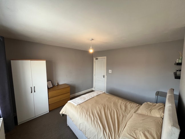 Spacious Room. Driveway Parking,All Bills Included Main Photo