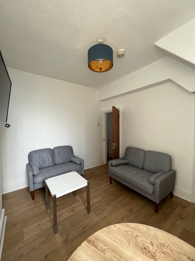Rooms to rent in a cosy house share Main Photo