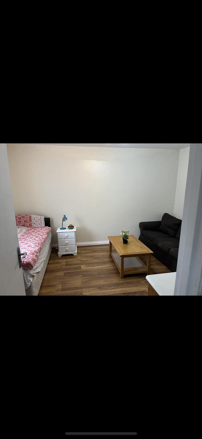 Beautiful and spacious Room in a shared house Main Photo
