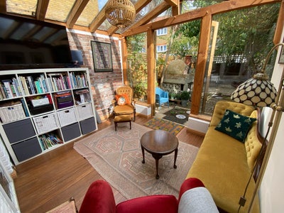 Double bedroom in beautiful house near oval tube Main Photo