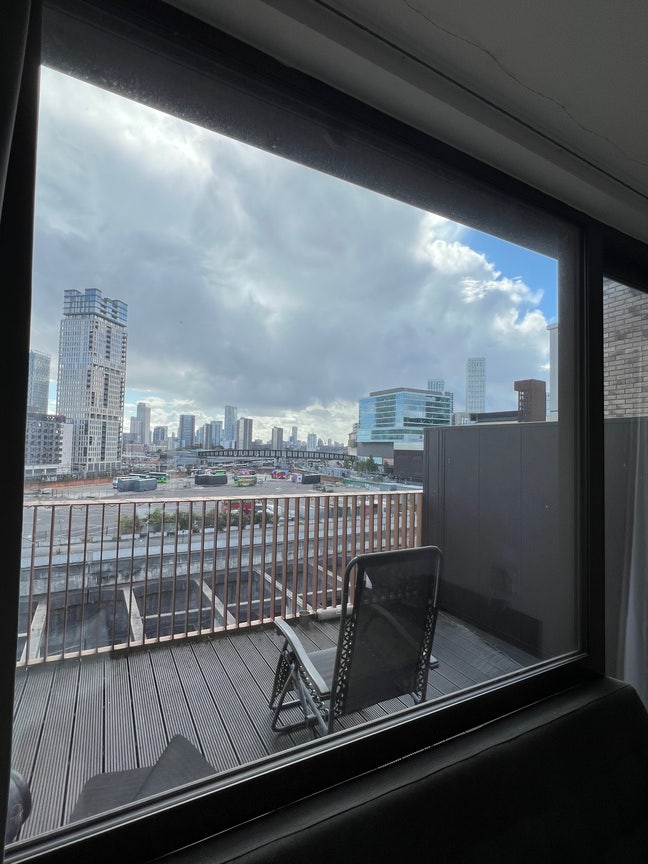 Spacious double in Stratford flat - Dec 1st Main Photo
