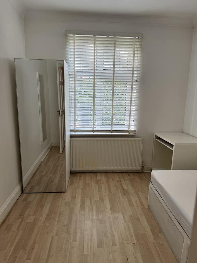 Room to let in a spacious clean house. Main Photo
