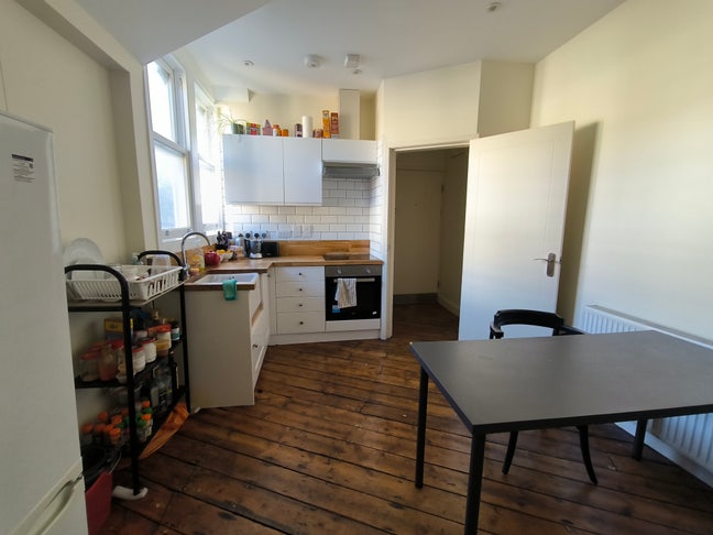 Friendly top floor flat- spacious and bright Main Photo