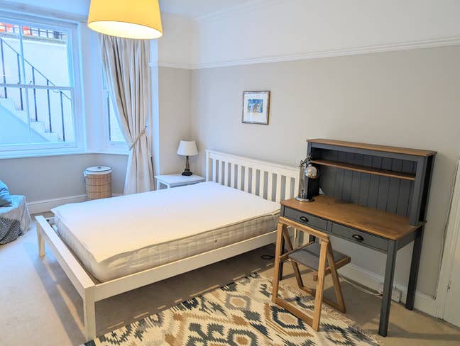 Short-term rental in Baron's Court Main Photo