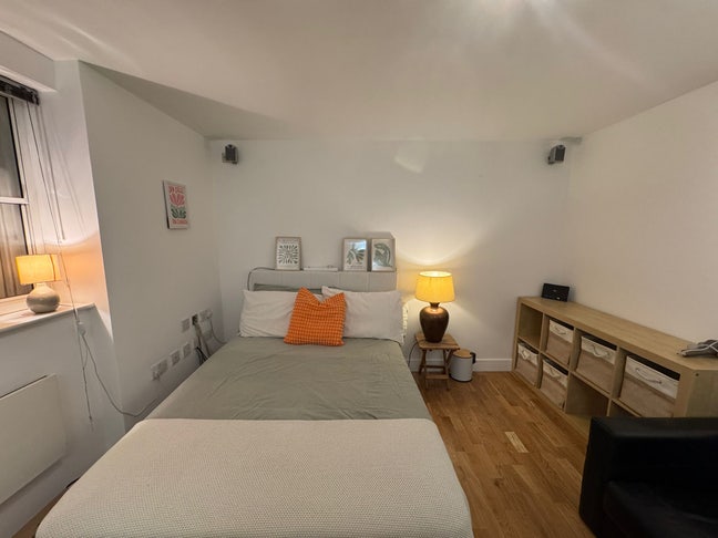 Looking for a flatmate (Short term only) Main Photo
