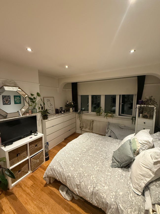 Large double Bedroom in Wimbledon Chase house  Main Photo