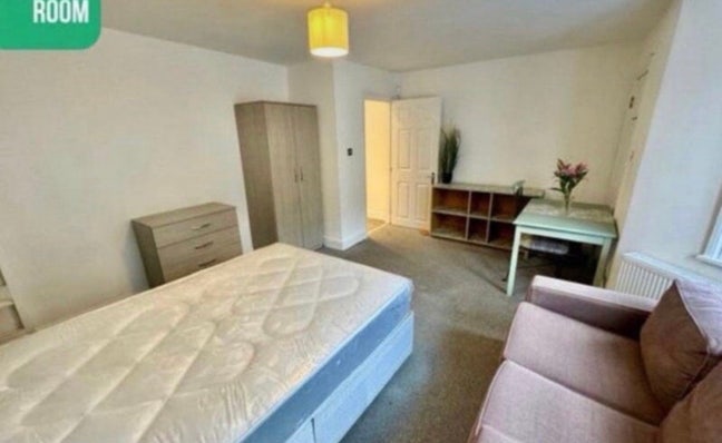 Large Room - Females Only - 2mins to Station Main Photo