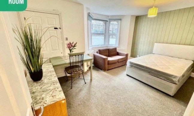 Lovely Room - 2mins to Station - Females Only Main Photo