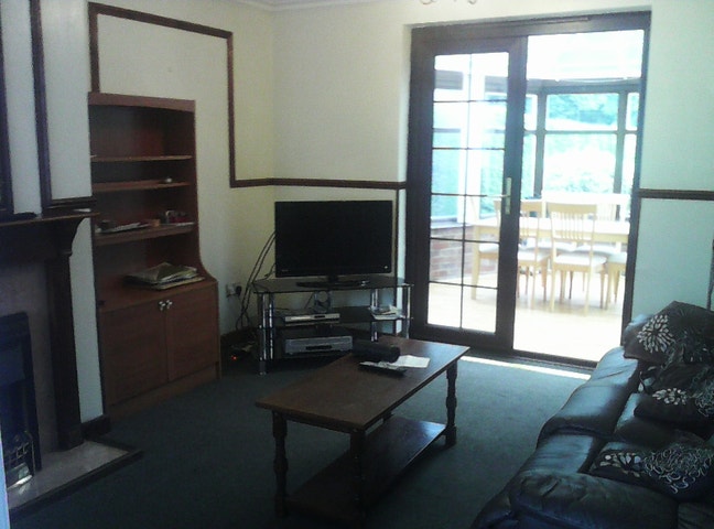 Large 4 Bedroom House with offroad parking Main Photo