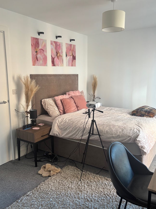 Modern room in a 2 bedroom flat available now  Main Photo
