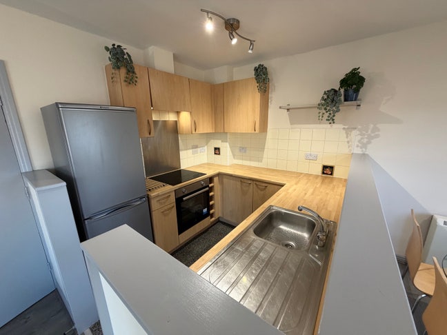 Stunning Top Floor Apartment - fully refurbished Main Photo