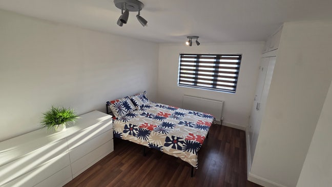 Spacious Room in Colindale Main Photo