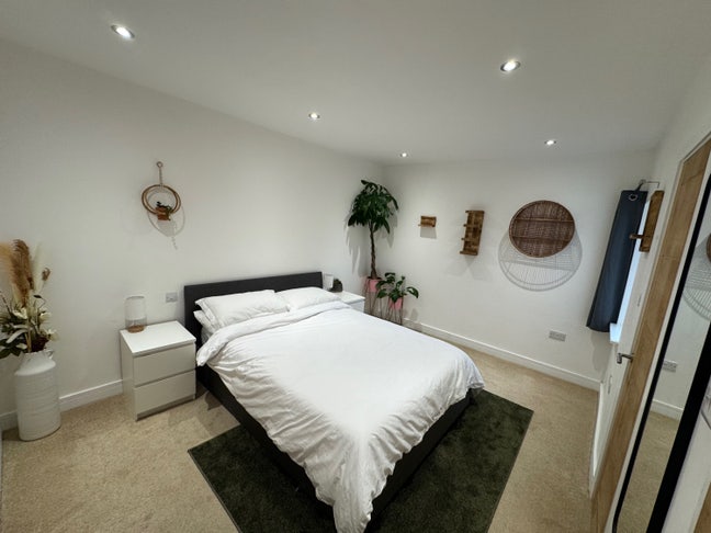 16m to London Bridge - Walk in Wardrobe - En Suite Main Photo