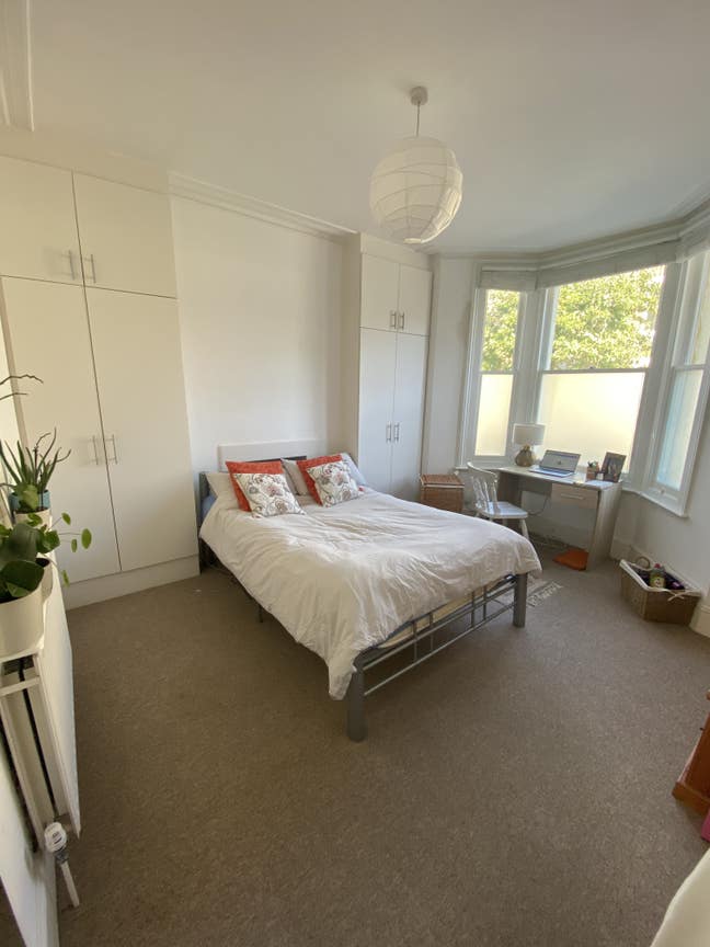 🌿 Spacious, bright double room — available now Main Photo