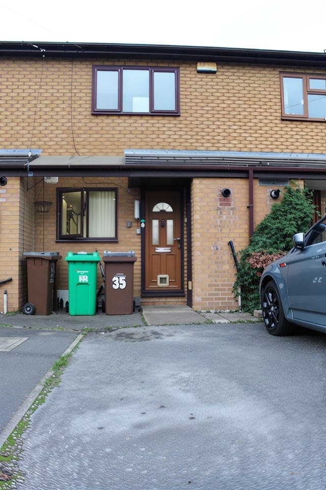 Stunning 2-Bed Mid-Terrace House Main Photo