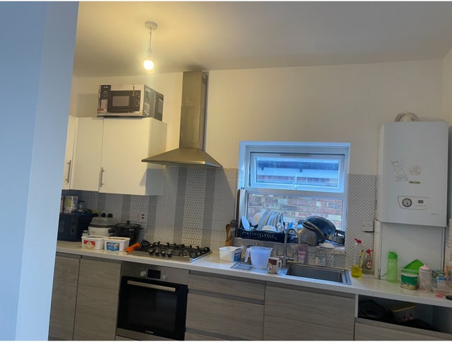 ROOM TO RENT.One Big size double room available, Main Photo