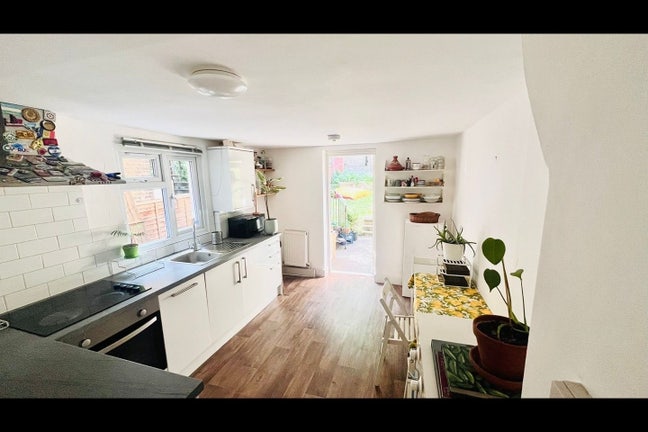 1 Bed Flat with Private Garden Main Photo