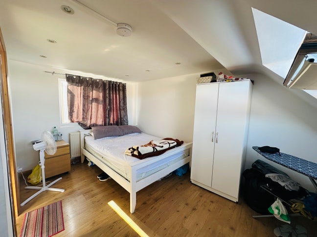 En-Suite Double Bedroom in RM9 Main Photo