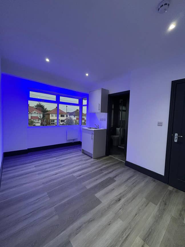 10 minutes from Heathrow en suite rooms ref:32SL Main Photo