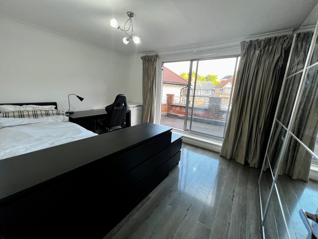 Large Bright Room Putney/Kingston Vale Main Photo