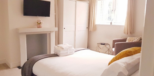 Privare Studio Flat with own kitchen and ensuite. Main Photo