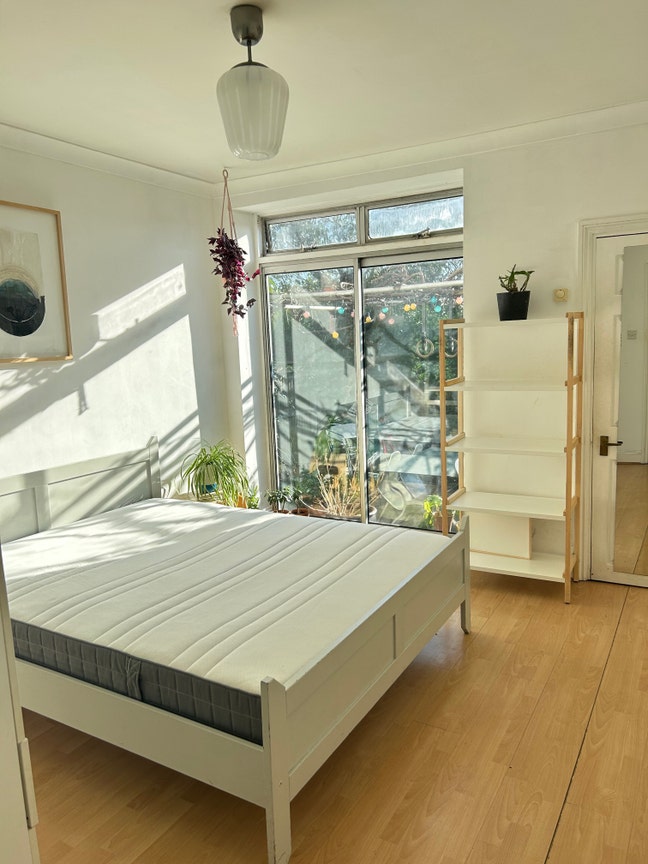 Light, Airy Double Bedroom With Garden NW6 Main Photo