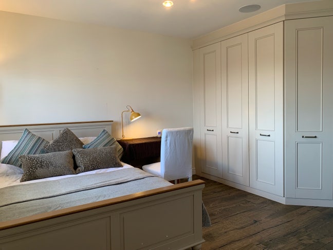 Spacious En-suite Room + bills included  Main Photo